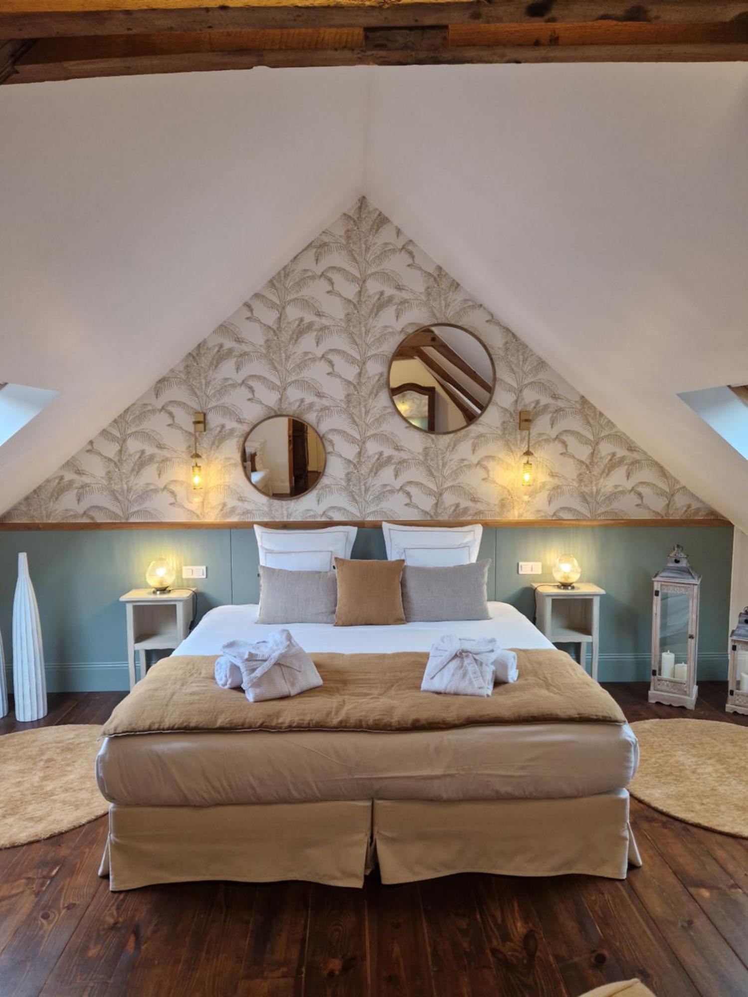 Chambre 7 : Suite Deluxe Climatisée avec Douche et Baignoire